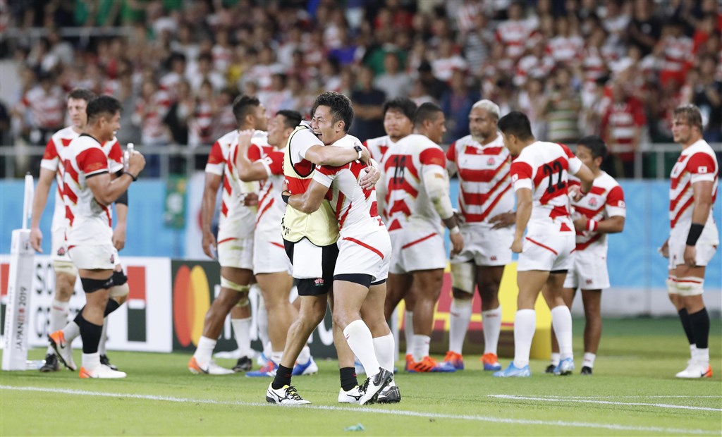 日本隊28日在世界盃橄欖球賽爆冷,以19比12擊敗分組最強、世界排名第2的愛爾蘭隊,分組取得2連勝。(共同社提供)