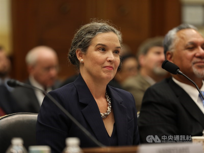 美國國務院亞太副助卿孫曉雅26日出席眾議院外交委員會聽證會時,宣布將在兩週內以資深APEC官員身分訪問台灣。中央社記者徐薇婷華盛頓攝 108年9月27日