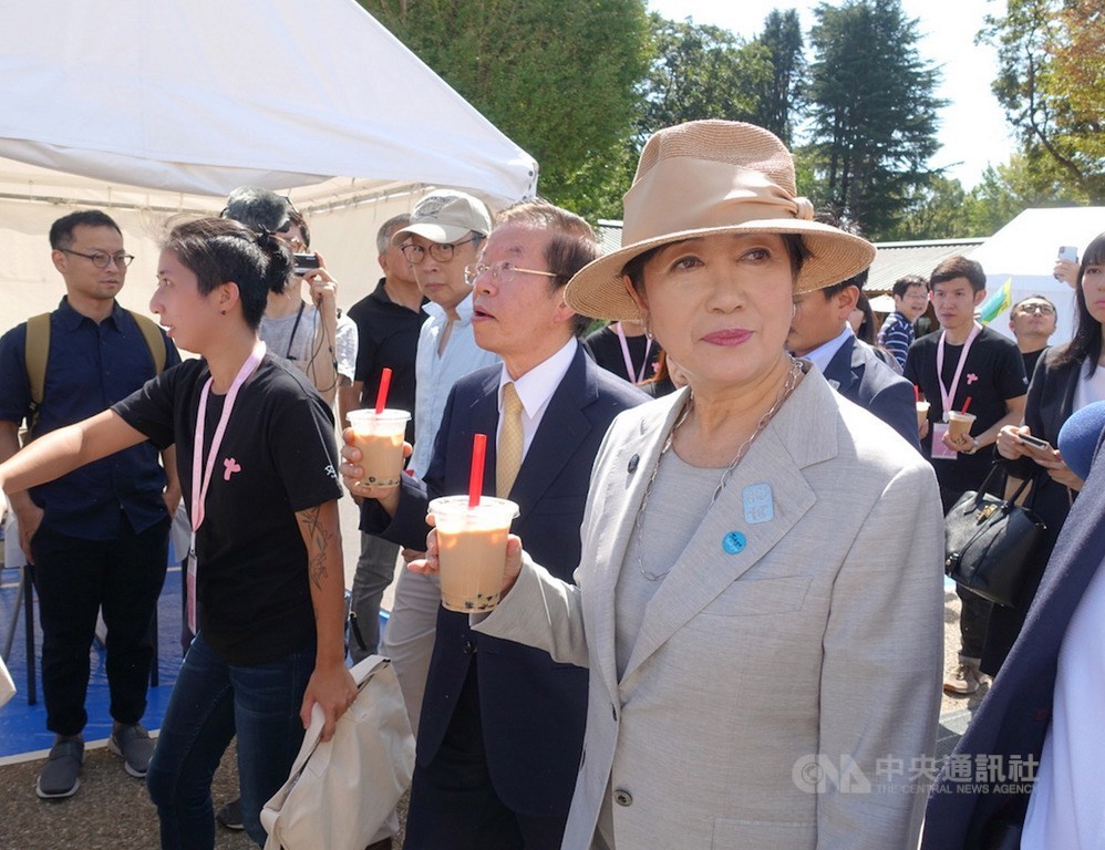 2019 Taiwan Plus 28日在東京上野公園開幕,東京都知事小池百合子(前右)到場,會後逛市集攤位時,也現場品嚐珍珠奶茶。中央社記者鄭景雯攝 108年9月28日
