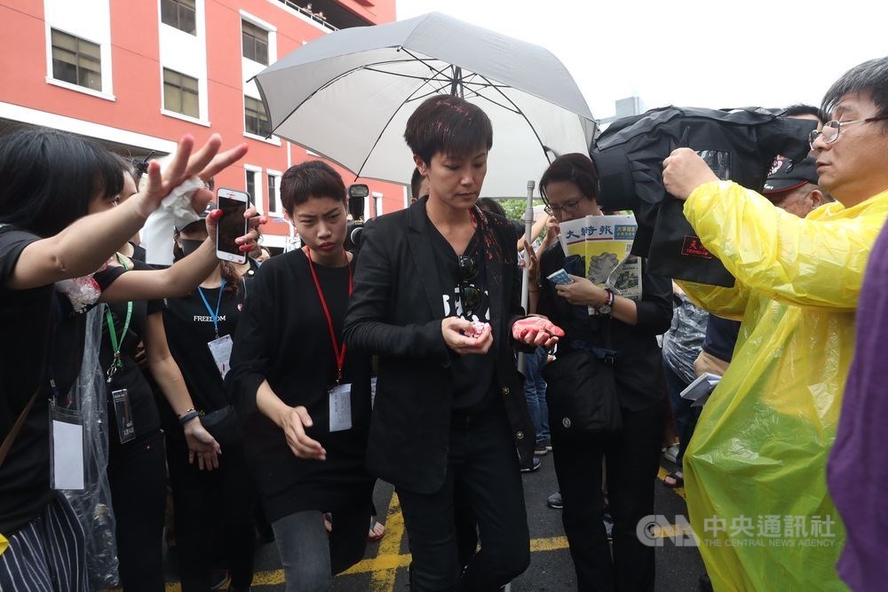 「929台港大遊行—撐港反極權」活動29日下午3時於立法院旁舉行,香港歌手何韻詩(中)出席,卻遭不明人士潑紅漆。中央社記者裴禛攝 108年9月29日