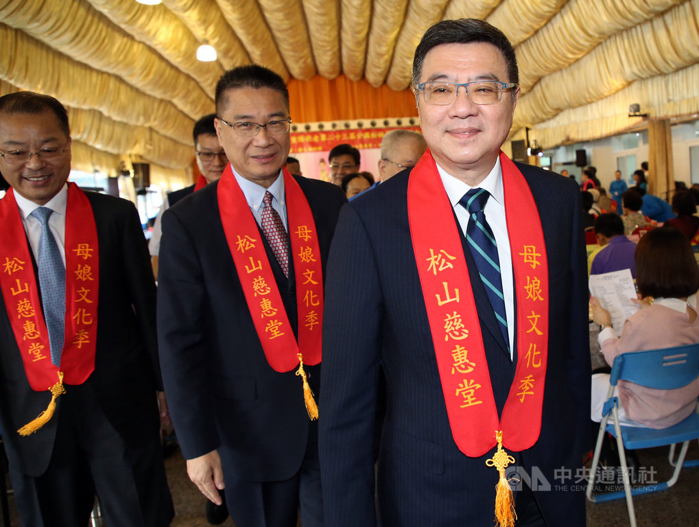 外傳總統蔡英文和前行政院長賴清德已經會面,民進黨主席卓榮泰(右)29日出席松山慈惠堂活動時表示,從初選到現在,都一直希望黨內有更多、更大的團結跟合作,黨的立場、責任就是把所有人都找回來。中央社記者鄭傑文攝 108年9月29日