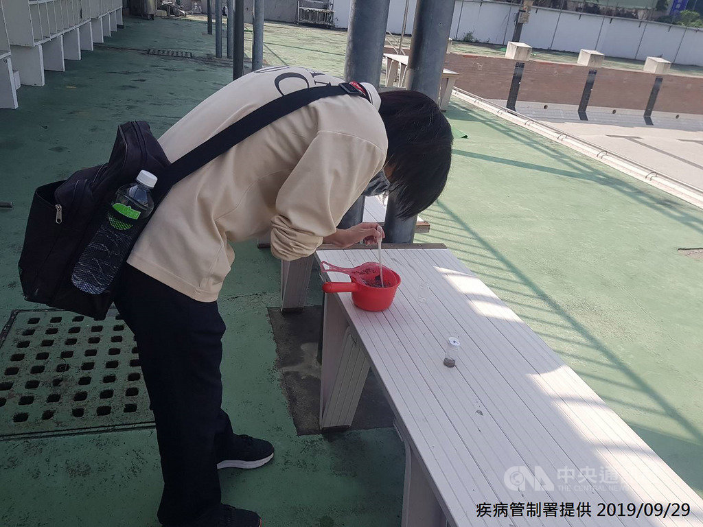 疾管署29日公布,台南市有登革熱校園群聚,累積4人確診,都是成功大學學生。疾病管制署防疫人員到成功大學校園進行孳生源查核。(疾管署提供)中央社記者陳偉婷傳真 108年9月29日