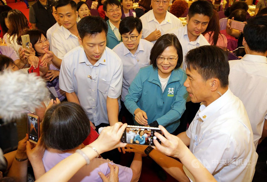 總統蔡英文(前右2)29日到嘉義縣出席民進黨2019全國女性幹部培力營晚宴,受到熱烈歡迎。中央社記者黃國芳攝 108年9月29日