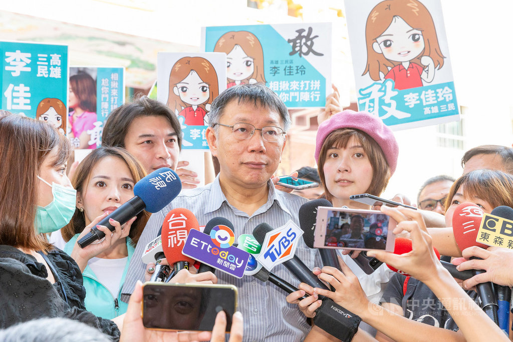 台北市長柯文哲(中)29日到高雄大義宮參拜時受訪表示,政治就是讓人民過好一點的生活,大家快樂一點;對於媒體訪問是否會把鴻海創辦人郭台銘列為民眾黨不分區立委第一名時說,如果郭台銘願意,求之不得。(民眾黨提供)中央社記者程啟峰高雄傳真 108年9月29日