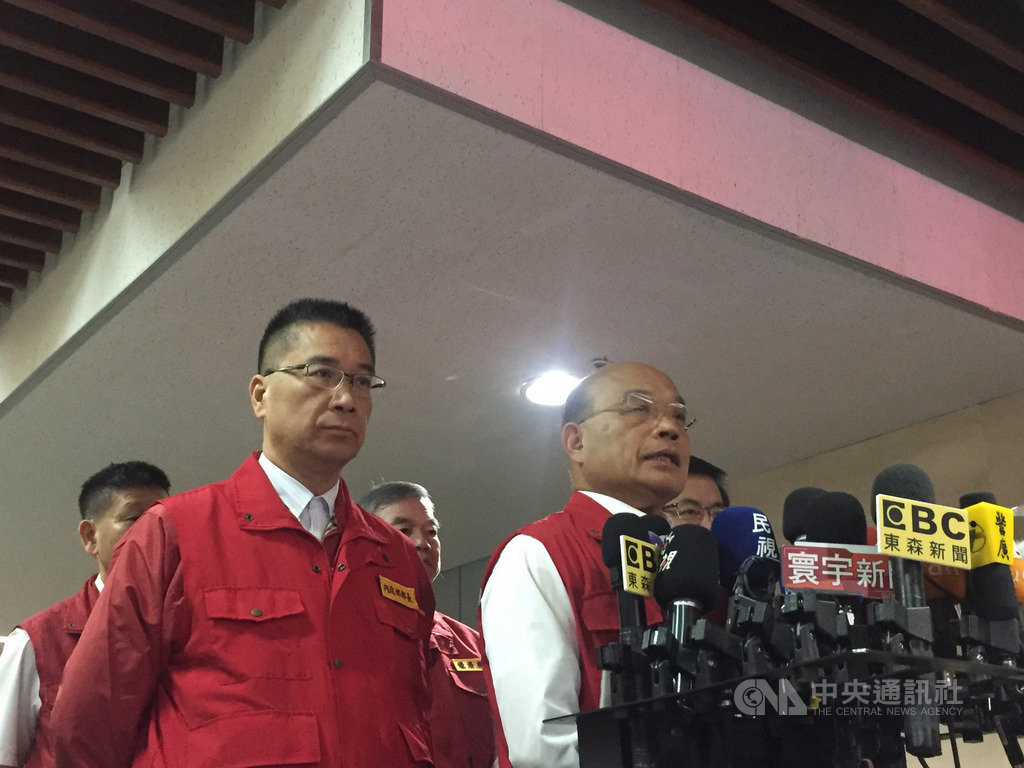 香港歌手何韻詩29日來台遭潑漆,行政院長蘇貞昌(前右)和內政部長徐國勇(前左)30日同聲譴責,指出台灣絕不容許自由民主遭破壞。中央社記者黃麗芸攝 108年9月30日