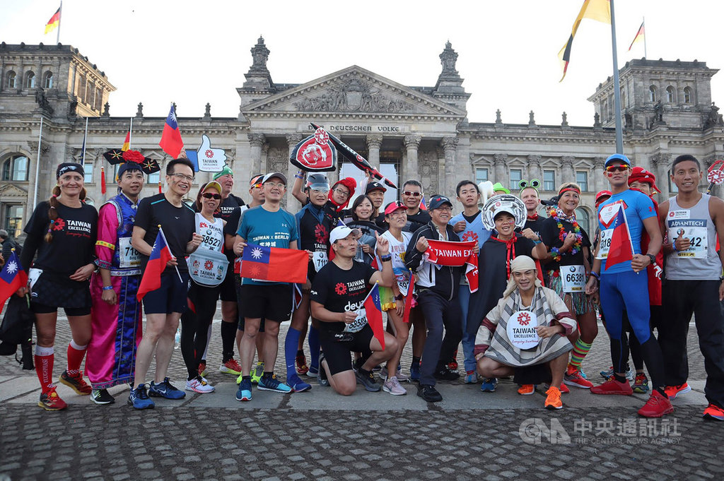 柏林馬拉松29日登場,駐德代表謝志偉在開賽前鼓勵台灣選手,期待他們突破個人最佳成績。中央社實習記者黃靖貽柏林攝 108年9月30日