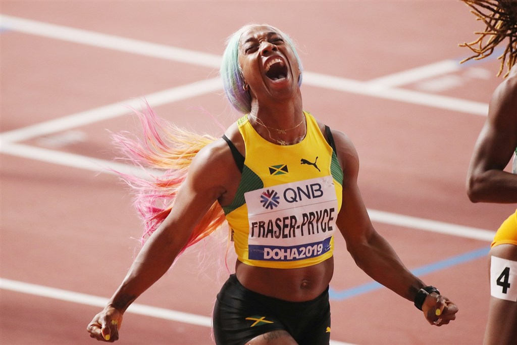 32歲的佛瑞塞-普萊斯29日在卡達首都杜哈進行的田徑世錦賽女子100公尺決賽中,以10秒71成績奪下金牌。(圖取自facebook.com/WorldAthleticsClub)