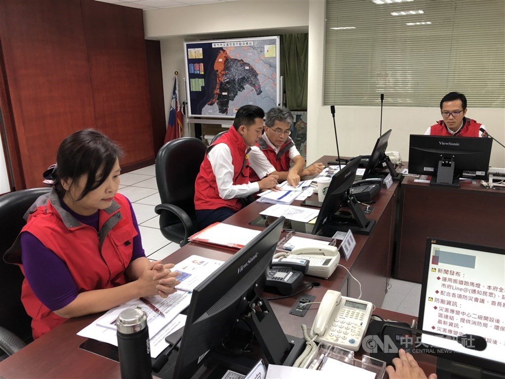 颱風米塔來襲,北台灣縣市政府均決議30日停班停課,但新竹市卻宣布照常上班上課,新竹市長林智堅(左2)對此做出回應,表示是依消防局、氣象局專業評估判斷。(新竹市政府提供)中央社記者魯鋼駿傳真 108年9月30日