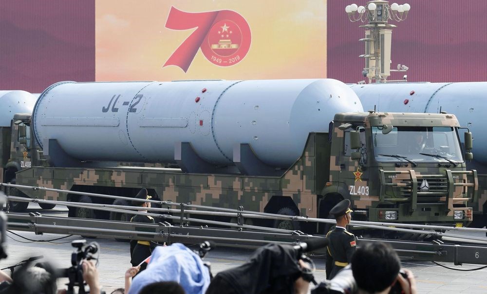 國防部智庫、國防安全研究院學者蘇紫雲表示,中共建政70週年閱兵展示的新武器中,有3種飛彈值得特別注意,分別是東風17、長劍100與巨浪2(圖),明顯是秀給美國看。(共同社提供)