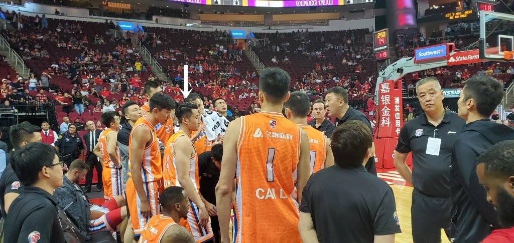 效力中國男子籃球職業聯賽(CBA)上海大鯊魚的吳永盛,9月30日在與NBA休士頓火箭隊熱身賽中首度登場。(圖取自上海久事大鯊魚官方微博)