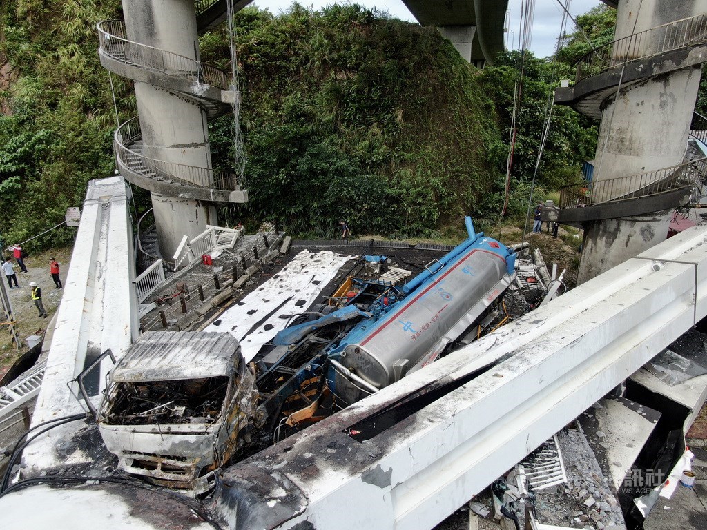 宜蘭縣南方澳跨港大橋1日早上坍塌,中油證實,墜落碼頭的油罐車為中油所屬,油罐車司機胸骨、腿骨骨折,正在急救中。中央社記者孫仲達攝 108年10月1日