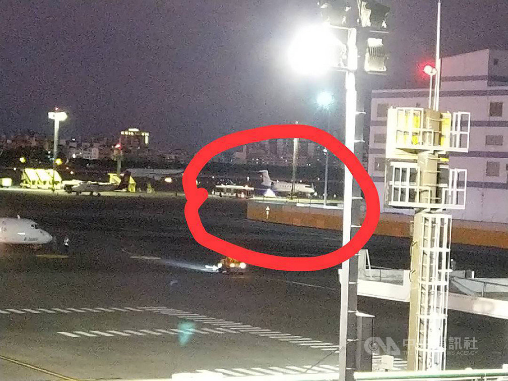 交通部民航局證實,1日下午飛特立航空B88322航班灣流G650型私人飛機(紅圈處),從南京起飛,原訂降落松山機場,中途飛機發生故障,迫降高雄,於5時51分平安降落。(高雄航空站提供)中央社記者王淑芬傳真 108年10月1日