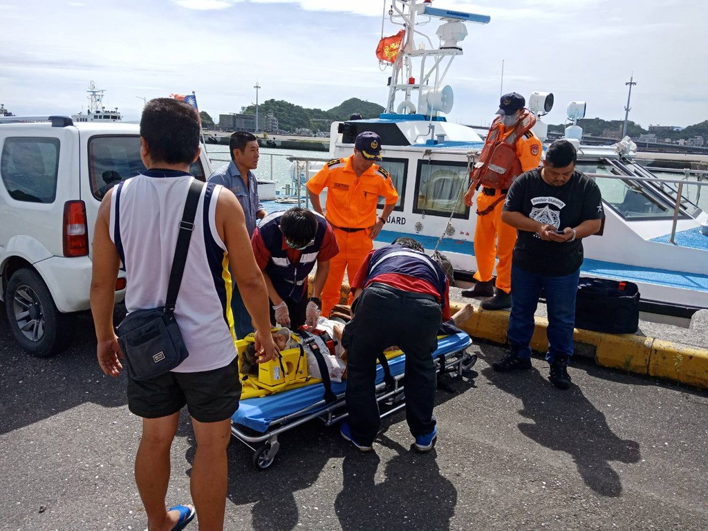 宜蘭縣南方澳跨港大橋1日上午發生坍塌意外,海巡人員趕赴現場,將落海受傷民眾送醫治療。(海巡署提供)中央社記者劉建邦傳真 108年10月1日