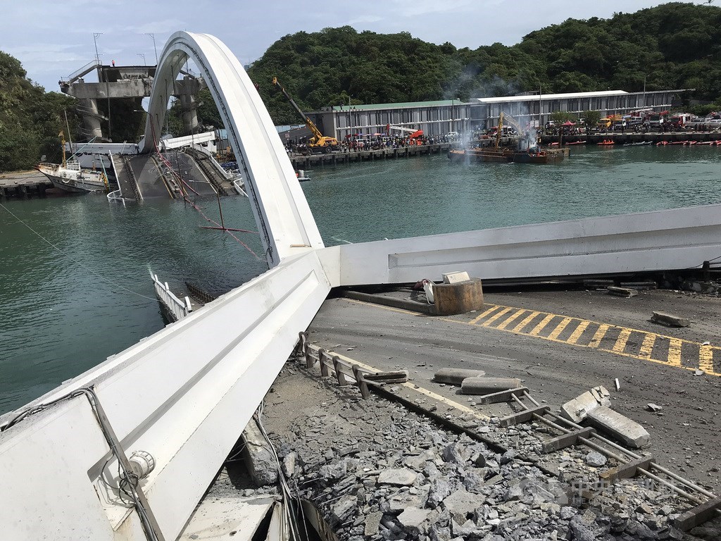 宜蘭縣南方澳跨港大橋1日發生坍塌意外,造成油罐車、多艘漁船受損及民眾落海。消防署已成立南方澳跨港大橋斷橋中央災害應變中心,相關單位持續在現場搜救。中央社記者孫仲達攝 108年10月1日