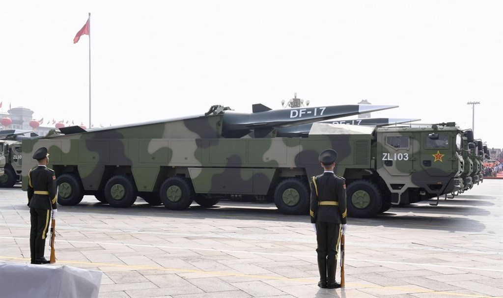 國防部智庫、國防安全研究院學者蘇紫雲表示,中共建政70週年閱兵中,東風17(圖)、長劍100與巨浪2等飛彈,明顯是秀給美國看。(共同社提供)