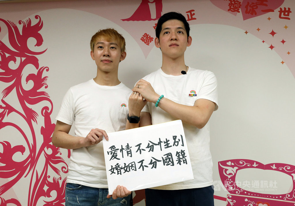 台灣開放同志登記結婚,但跨國同性伴侶卻因法規無法享有同等權利,同婚團體伴侶盟1日與一對跨國同性伴侶信奇(左)與阿古(右)前往中正戶政事務所登記結婚遭拒,但仍拍下見證照。中央社記者郭日曉攝 108年10月1日