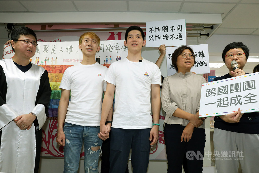 台灣開放同志登記結婚,但跨國同性伴侶卻因法規無法享有同等權利,同婚團體伴侶盟1日與一對跨國同性伴侶信奇(左2)與阿古(中)前往中正戶政事務所登記結婚遭拒,伴侶盟宣布將啟動司法程序提訴願。中央社記者郭日曉攝 108年10月1日