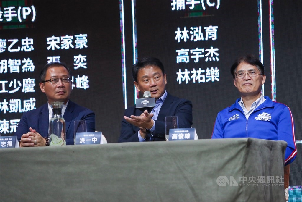 2019年世界12強棒球賽11月將開打,中華隊28人名單1日正式公布,中職會長吳志揚(左起)、中華隊總教練洪一中及體育署長高俊雄出席與會,洪一中說明遴選過程。中央社記者吳家昇攝 108年10月1日
