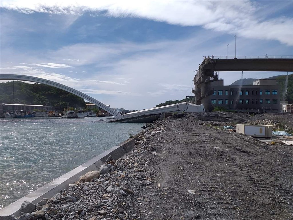 宜蘭縣南方澳跨港大橋1日上午驚傳坍塌意外。(民眾提供)