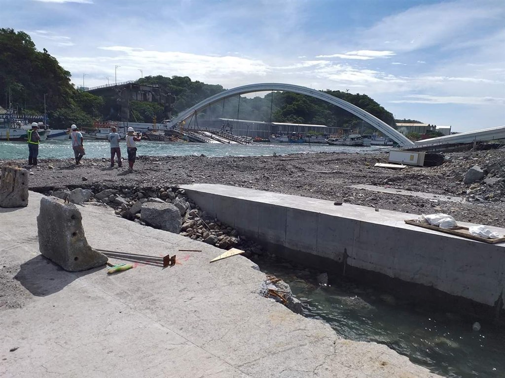 宜蘭縣南方澳跨港大橋1日上午驚傳坍塌意外。(民眾提供)