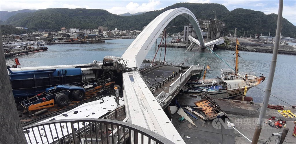 宜蘭縣南方澳跨港大橋1日上午斷裂崩塌,橋身壓毀漁船、多人落海,各單位投入搶救,現場滿目瘡痍。中央社記者沈如峰攝 108年10月1日