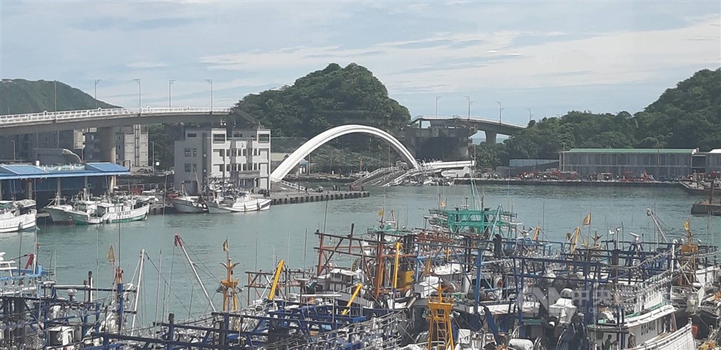 宜蘭縣南方澳跨港大橋1日上午驚傳坍塌意外。中央社記者沈如峰攝 108年10月1日