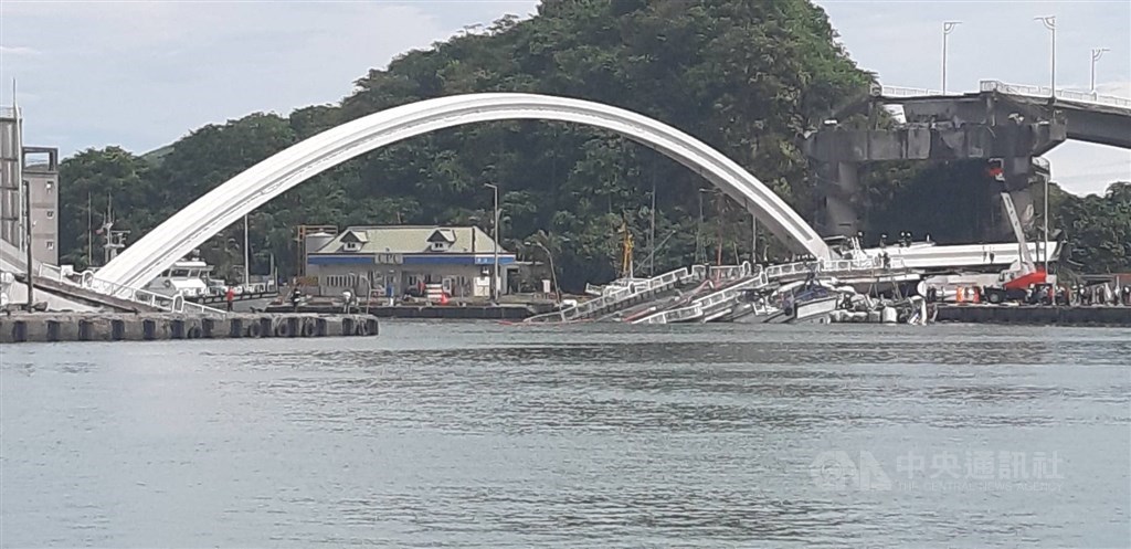 宜蘭縣南方澳跨港大橋1日上午坍塌,斷橋下漁船起火造成人員傷亡。中央社記者沈如峰攝 108年10月1日