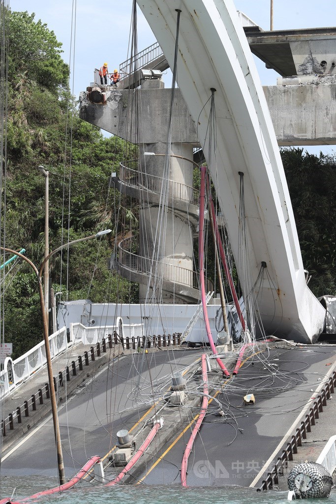 宜蘭縣南方澳跨港大橋是國內唯一的單鋼拱橋,也是亞洲第一座雙叉式單拱橋,1日發生坍塌意外,橋身斷裂嚴重毀損。中央社記者張皓安攝 108年10月1日