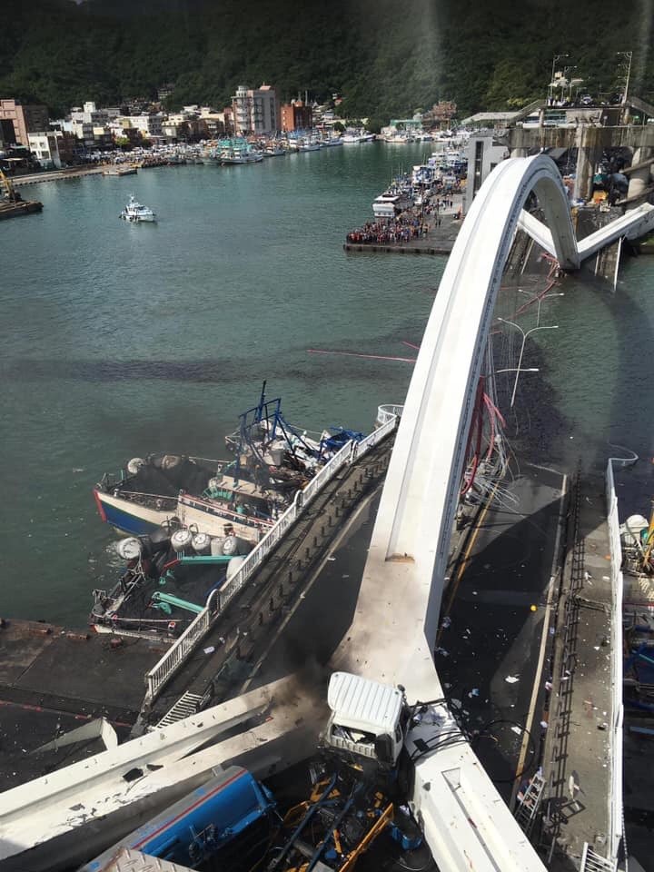 宜蘭縣南方澳跨港大橋1日上午驚傳坍塌意外。(民眾提供)