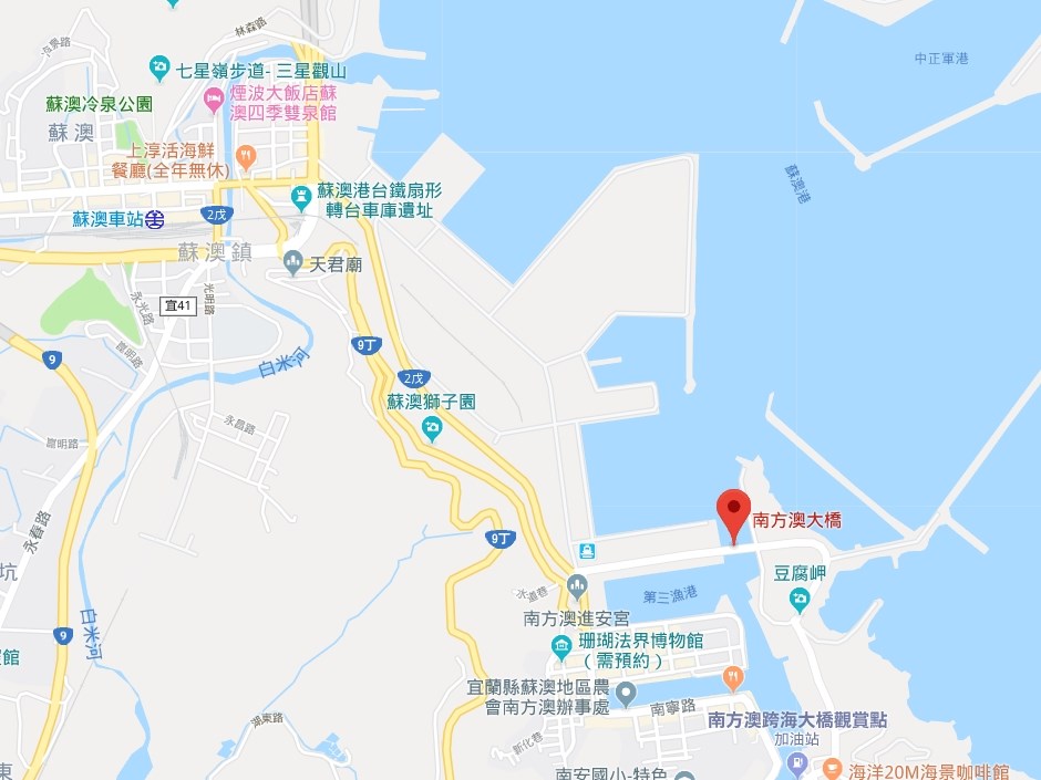 宜蘭縣南方澳跨港大橋(紅標處)1日上午驚傳坍塌意外。(圖取自Google地圖)