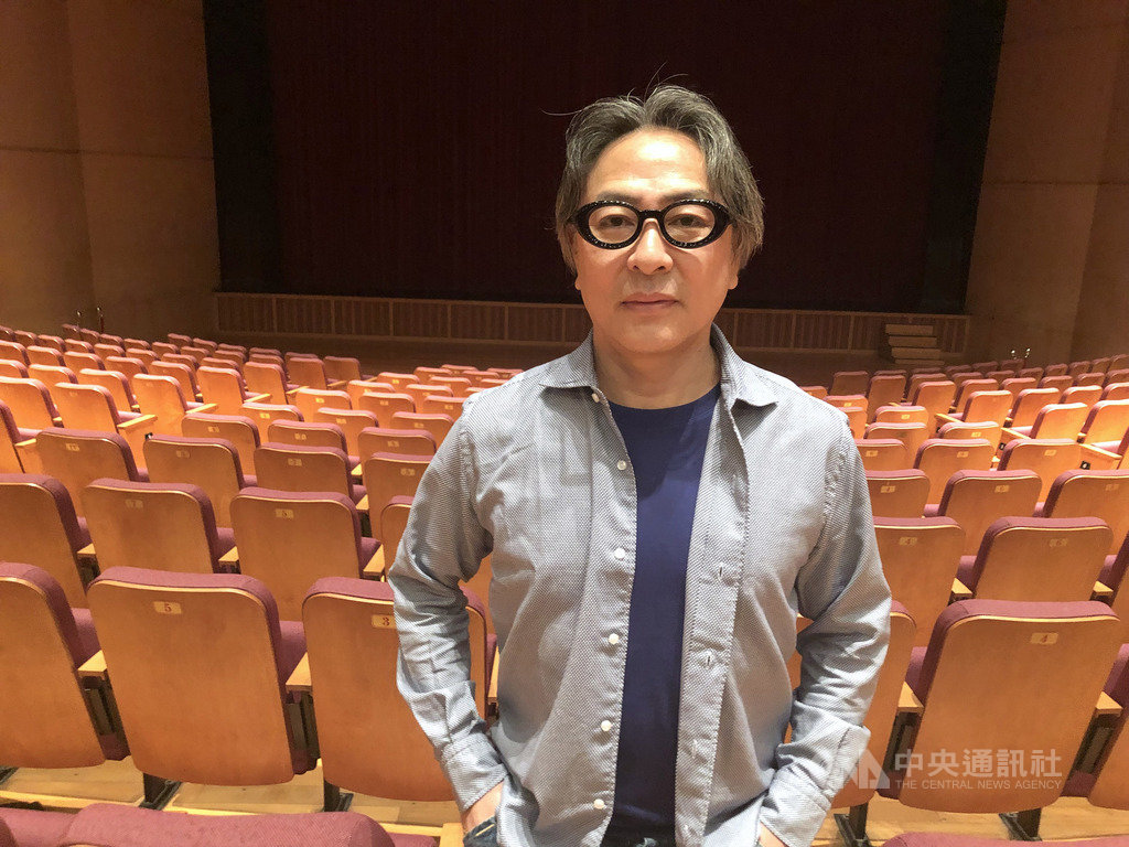 日本知名編舞家島崎徹2日在台北受訪表示,他來自工程師世家,父親與親戚都是工程師,「或許設計基因就存在我的血液裡,讓我想做出目不暇給的有趣設計」。中央社記者洪健倫攝 108年10月2日