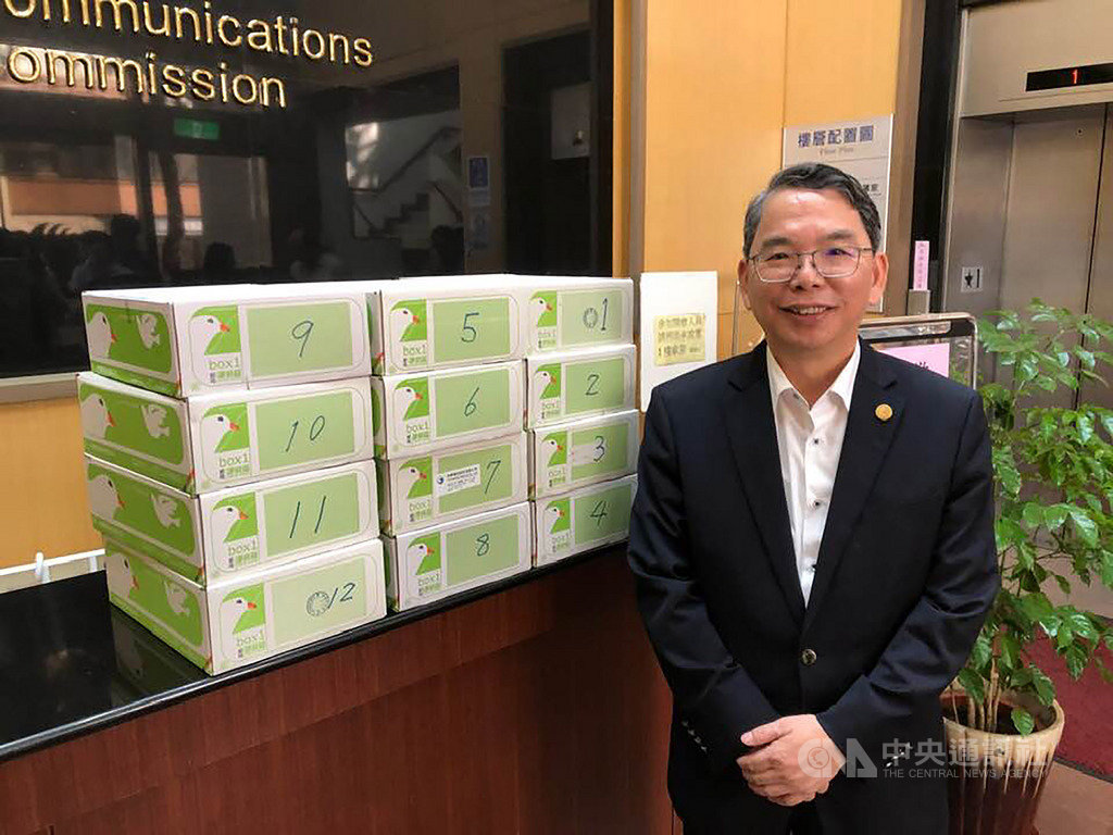中華電信技術執行副總經理林國豐帶隊將12箱資料送進NCC,宣示中華電信不會缺席競標。中央社記者吳柏緯攝 108年10月2日