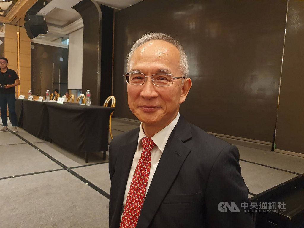 NCC擬放寬5G「三共」原則,讓未得標頻譜的業者能和其他得標廠商共網、共頻,但亞太電信董事長呂芳銘認為,5G頻譜還是非拿不可。中央社記者江明晏攝 108年10月2日