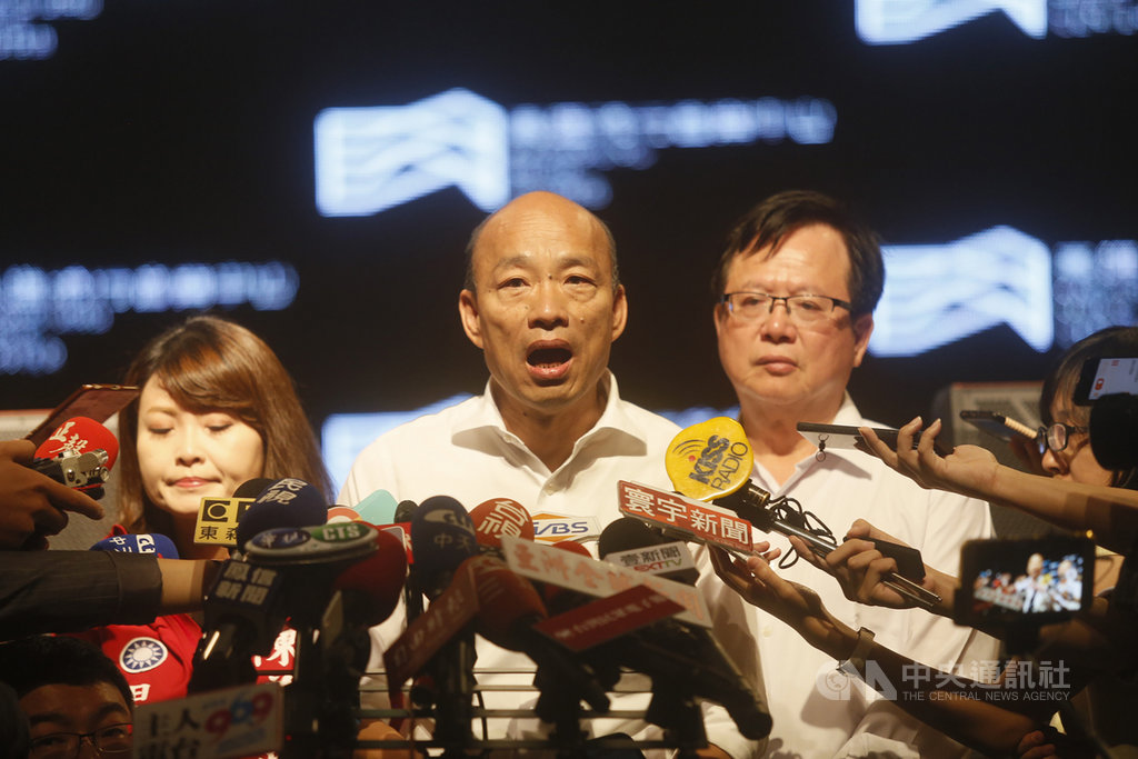 香港反送中發生警方開槍傷人案件,國民黨總統參選人、高雄市長韓國瑜(中)2日上午出席高雄流行音樂中心識別系統CI暨官方網站發布記者會時受訪表示,希望香港政府與民眾好好對話,趕快停止所有衝突暴力,讓香港持續繁榮穩定,「香港好、台灣才會好」。中央社記者董俊志攝 108年10月2日