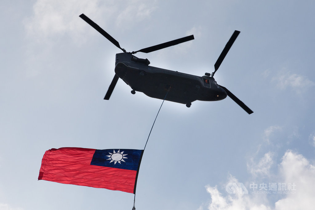 雙十國慶將至,國防部2日出動CH-47運輸直升機吊掛國旗,飛越總統府上空進行預演。(軍聞社提供)中央社記者游凱翔傳真 108年10月2日