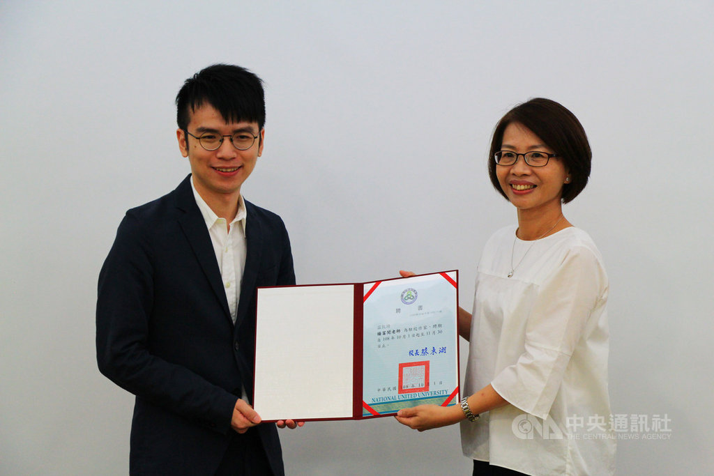 國立聯合大學與台灣文學學會合作,共同邀請電視劇「花甲男孩轉大人」編劇、作家楊富閔(左)擔任為期2個月的駐校作家,2日由聯大人文與社會學院院長黃惠禎(右)頒發聘書。中央社記者管瑞平攝 108年10月2日