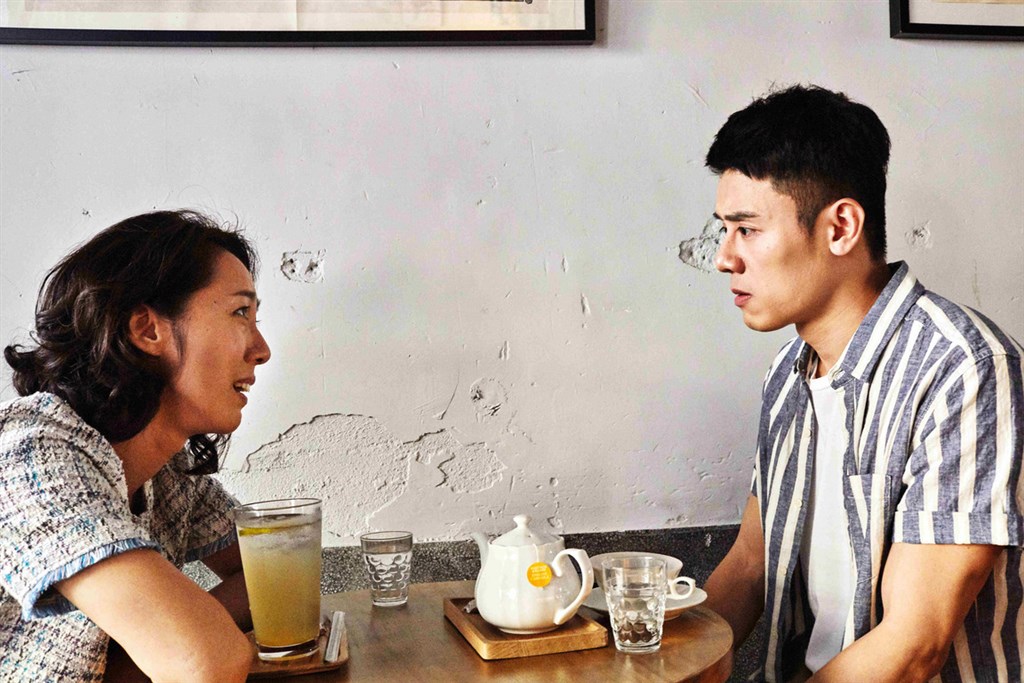 演員張詩盈(左)、邱志宇(右)在新片「我的靈魂是愛做的」中是「情敵」,兩人見面談判,張詩盈竟因對方對戀情與愛情觀的不悔堅持,差點敗陣,讓她在片中大嘆現今「小三強勢,人妻難當」。(海鵬影業提供)中央社記者洪健倫傳真 108年9月27日