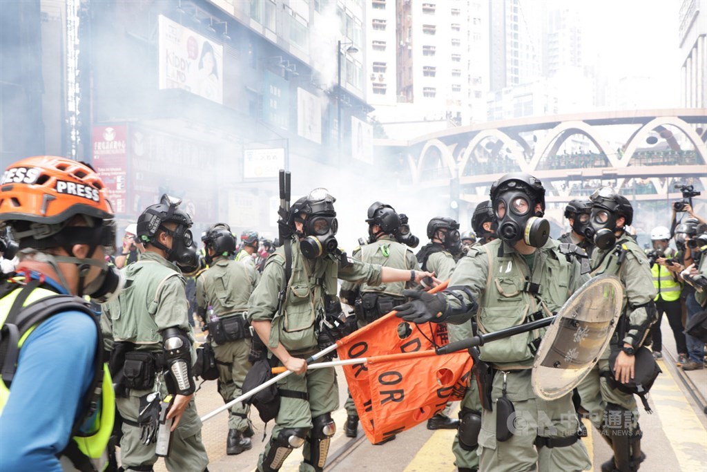反送中支持者9月29日堵塞銅鑼灣sogo百貨,警方發射催淚彈清場。中央社記者張謙香港攝 108年9月29日