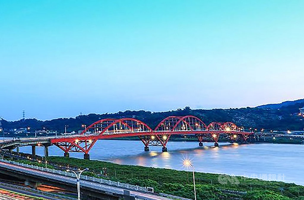 新北市關渡大橋連接五股、淡水與八里兩岸,今年4月展開通車36年來的首次耐震補強工程,8月起卻因管線遷移等問題停工,新北市議員2日質詢時要求市府工務局督促工程進行。(新北市觀旅局提供) 中央社記者葉臻傳真 108年10月2日