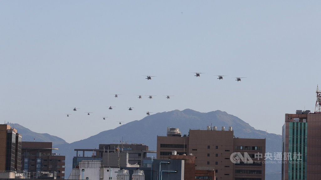 雙十國慶將至,國防部2日出動UH-60M、S-70C、AH-64E、AH-1W等各型直升機通過總統府上空進行預演。(軍聞社提供)中央社記者游凱翔傳真 108年10月2日
