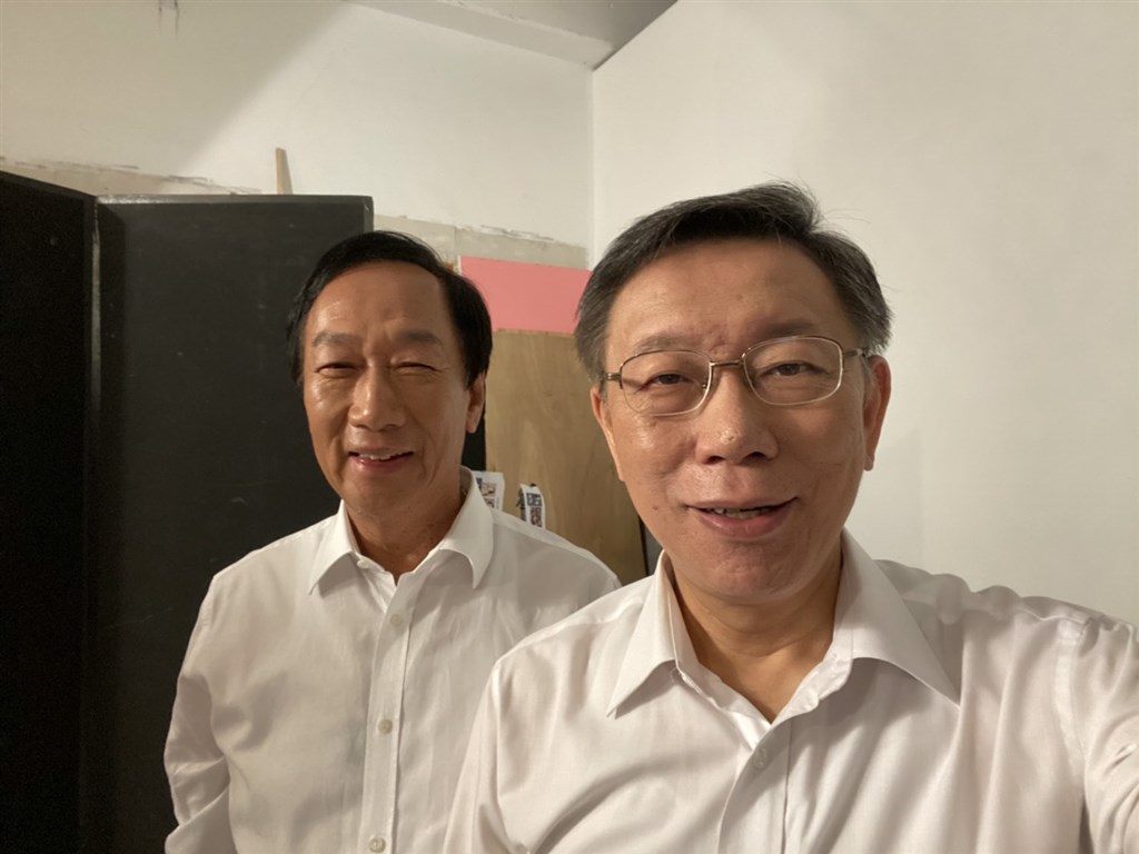 鴻海創辦人郭台銘(左)2日與台北市長柯文哲(右)、民眾黨立委參選人拍攝競選宣傳照。(郭台銘辦公室提供)