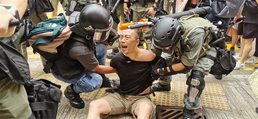 9月29日香港警民發生衝突,警方射催淚彈,也有人被捕。中央社記者張謙香港攝 108年9月29日