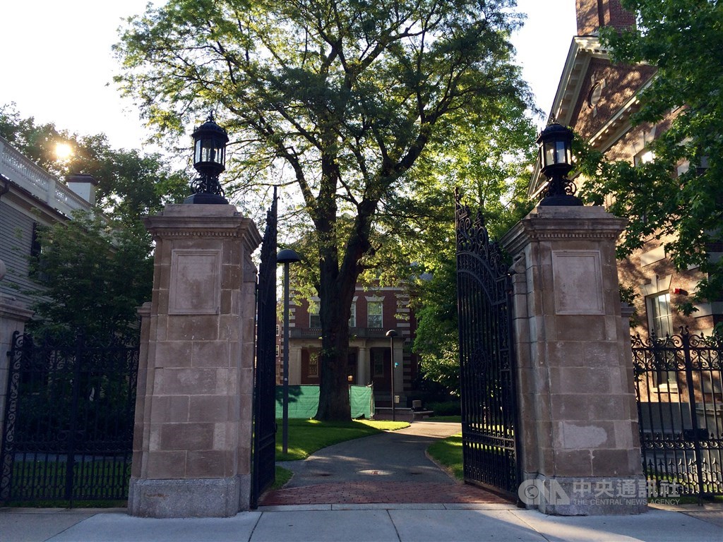 哈佛大學被控歧視申請入學的亞裔學生,開審近一年後判決出爐,法官認定哈佛考量種族的招生方針合憲,判決哈佛勝訴。圖為哈佛大學一處入口。(中央社檔案照片)