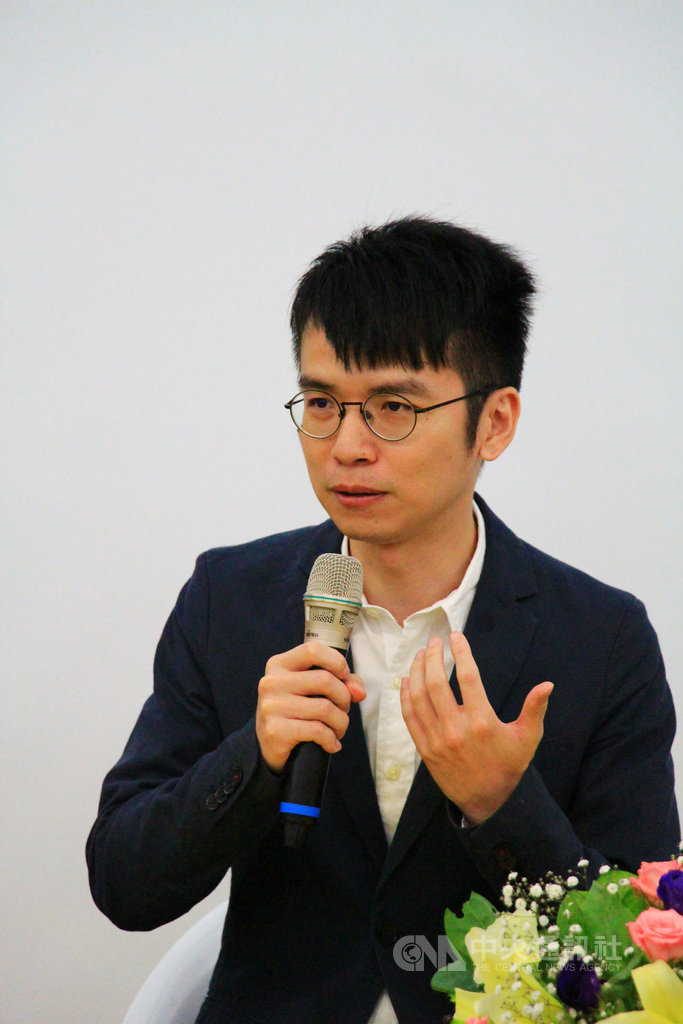 國立聯合大學與台灣文學學會合作,共同邀請電視劇「花甲男孩轉大人」編劇、作家楊富閔(圖)擔任聯大駐校作家,透過舉辦系列活動,讓民眾認識新世代作家,也推廣在地文學發展。中央社記者管瑞平攝 108年10月2日