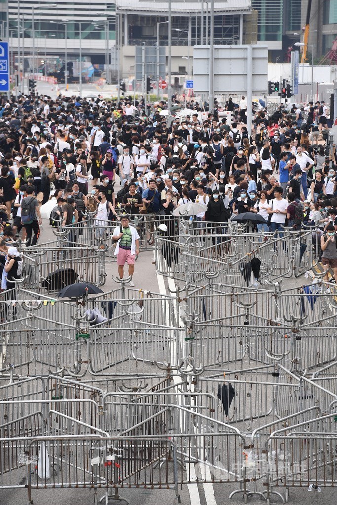 香港6月12日有大批年輕人包圍立法會及占領主要幹道,港府在人潮外圍設置大量鐵欄拒馬,將人潮隔離開來。中央社記者王飛華攝 108年6月12日