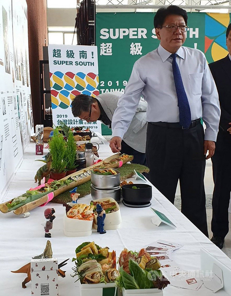 2019台灣設計展在屏東,將於5日起盛大登場,主展場打造2000坪的「設計超市」,屏東縣政府並與台、日多個單位合作,共推特色鐵路便當,縣長潘孟安(前右)歡迎民眾把握機會品嚐。中央社記者郭芷瑄攝 108年10月2日