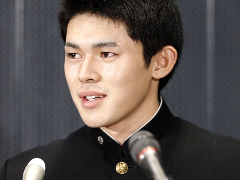 有「令和怪物」之稱的佐佐木朗希2日在故鄉岩手縣大船渡市召開記者會,正式宣布投入日職選秀。(共同社提供)