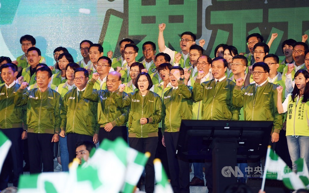 選舉進入百日衝刺,民進黨評估總統選情穩定外,希望能延續2016年的佳績,力拚國會過半。圖為民進黨9月28日舉行第18屆第2次全國黨員代表大會,與會眾人一同為力拚連任的蔡總統加油。(中央社檔案照片)
