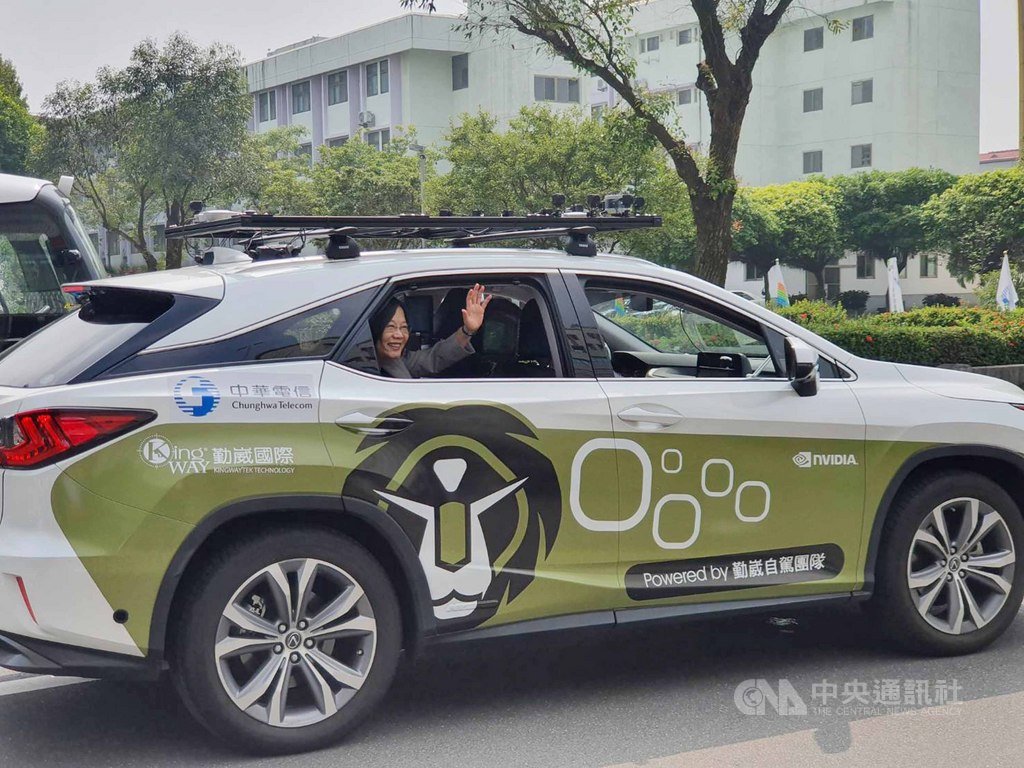 總統蔡英文3日體驗中華電與合作夥伴研發的5G應用,表示未來5G服務中「最期待自駕車」。中央社記者江明晏攝 108年10月3日