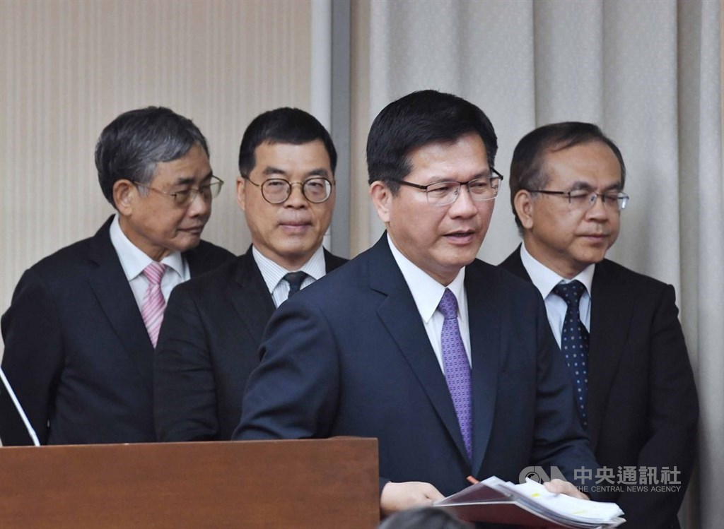 港務公司3日表示,列管剩下16座橋梁都位於管制區內,其中未檢修8座都在中南部,將在3個月內完成檢驗。交通部長林佳龍(右2)率領相關官員到立法院交通委員會報告時強調,有危險性一定會先封橋。圖左為台灣港務公司董事長吳宗榮。中央社記者王飛華攝 108年10月3日